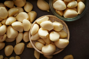 Canvas Print - Peeled garlic background, studio shot 