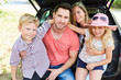 canvas print picture - Familie mit Auto im Urlaub