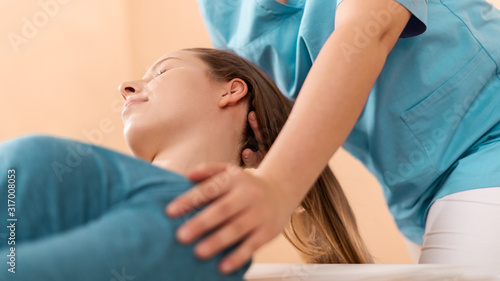 Fotografía Female physiotherapist or a chiropractor adjusting patients neck