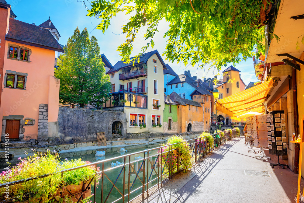  Colorful street along to Canal du Thiou in Annecy. French Alps, France - obrazy, fototapety, plakaty 