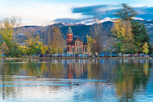 puigcerda-catalonia-spain-lake-of-puigcerda-with-villa-paulita-and-the-snowy-pyrenees-in-the-background