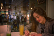 © Nanci - Mujer escribiendo en una cafetería junto a la ventana