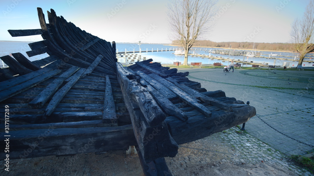 Kamien Pomorski, wreck of an old antique boat. - obrazy, fototapety, plakaty 