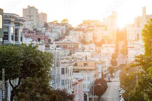 Fotografía Street scene in downtown San Francisco California with the warm light of sunset