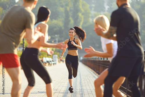 Fotomural Girl runner runs fun with a group of friends in a park