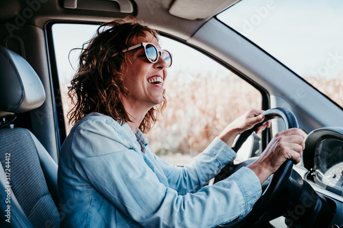 Fotografía young beautiful woman driving a car. travel concept