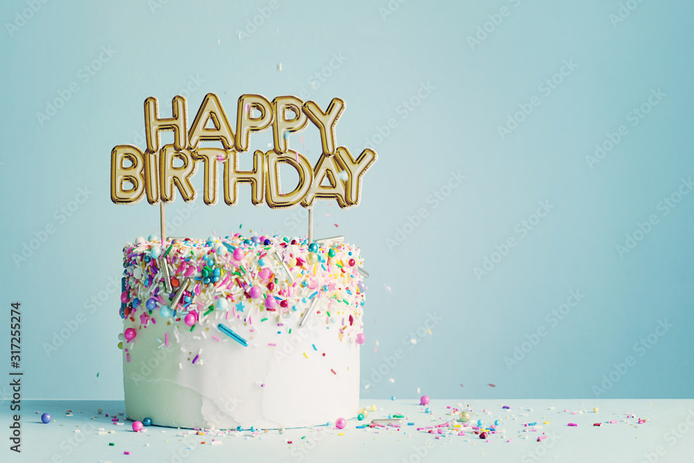 Birthday cake with happy birthday banner - obrazy, fototapety, plakaty 