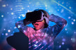 © PHILIPPE DEGROOTE/ADDICTIVE STOCK - Child wearing virtual glasses at home with colored light effects