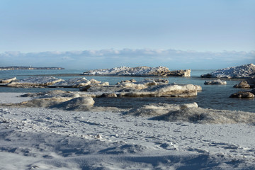 Poster - Ice floes off the coast of Lake Michigan in Wisconsin during sunrise