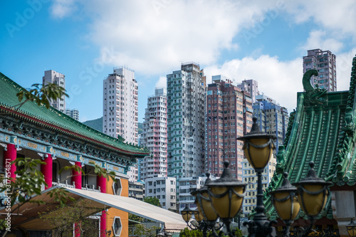 Fotomural Traditional, classic Chinese temple roof and modern skyscraper architecture in H