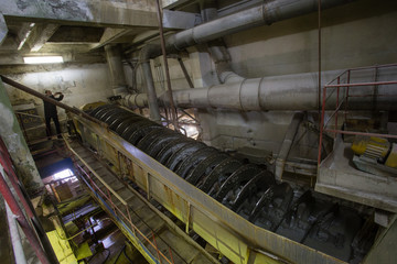 Canvas Print - Emerald ore washer spiral chute conveyer screw conveying worm in factory