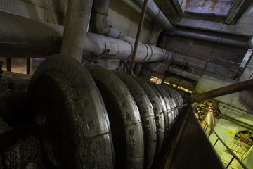 Canvas Print - Emerald ore washer spiral chute conveyer screw conveying worm in factory