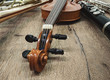Klarinette, Geige und Trompete auf einem Holztisch