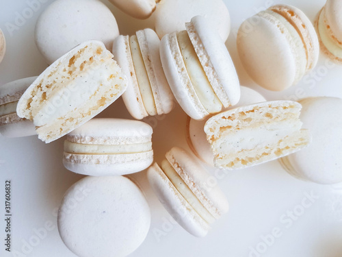 Fotografía French dessert macaron with vanilla and white chocolate ganache on a white backg