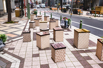 Wall Mural - 日本のオシャレな街神戸雨の歩道のイス