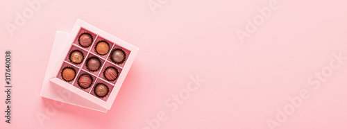 Cuadros en Lienzo Handmade chocolates truffle in a craft box on a pink background