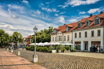 Fototapete - bernburg, deutschland - sanierte alte häuser am karlsplatz