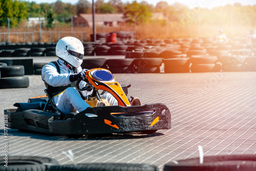 Obrazy Karting  kierowca-w-sprzecie-i-kasku-prowadzi-samochod-wyscigowy-w-akcji-gokarty-wyscigowe-sreet-karting