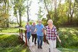 Senioren laufen fröhlich auf einem Wanderweg