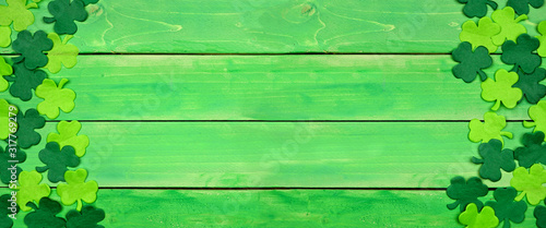Fotografía St Patricks Day banner with double side border of shamrocks