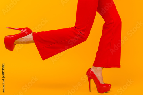 Fotografía The business woman running somewhere hurrying up isolated on yelow background