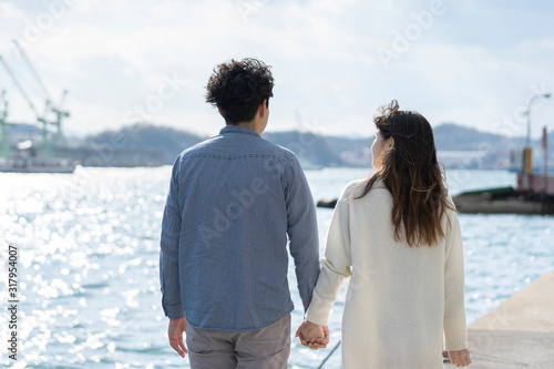 仲良く手を繋ぐ若いカップルの手元 Buy This Stock Photo And Explore Similar Images At Adobe Stock Adobe Stock