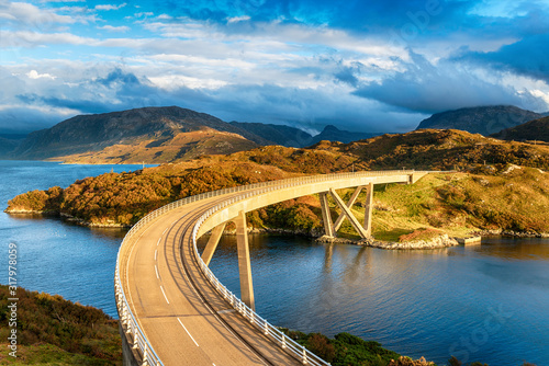 Cuadros en Lienzo Sunlight bathing the Kylesku Bridge