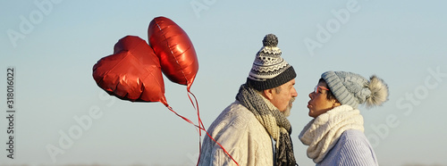 Cuadros en Lienzo Senioren küssen sich zum Valentinstag