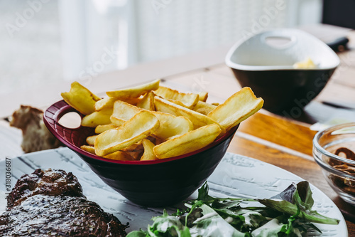 Cuadros en Lienzo Bol de frites fait maison dans un restaurant