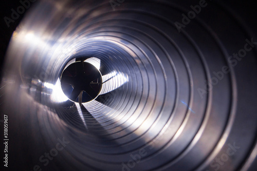Fotografía closeup view from inside the galvanized steel air duct on the exhaust fan in the
