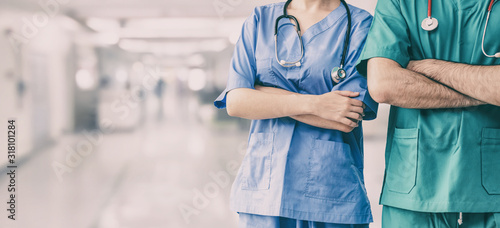 Fotomural Two hospital staffs - surgeon, doctor or nurse standing with arms crossed in the hospital