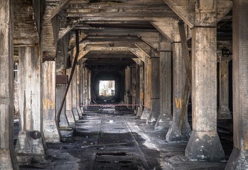 Poster - Inside of a building supported by many rectangular columns