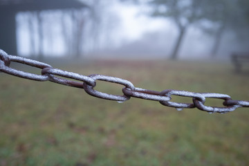 kette mit reif vor unscharfem hintergrund