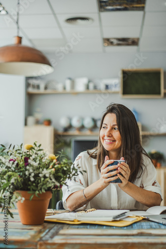 Fotografía Bella mujer en bonita oficina tomando café