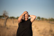 © M I L images - Bella mujer feliz en plena naturaleza. Mujer curvy.