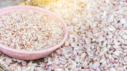 Many garlic seeds on the tray that are sold in the market.