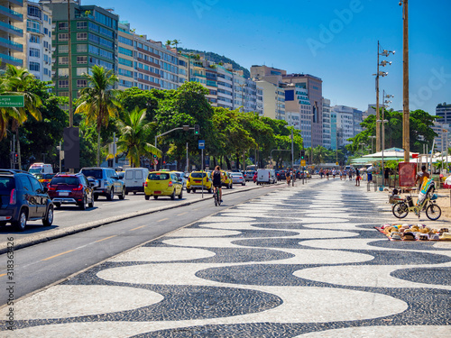 Dekoracja na wymiar  plaza-copacabana-z-palmami-i-mozaika-chodnikow-w-rio-de-janeiro-w-brazylii-plaza-copacabana