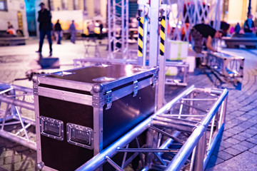 Transportation of concert equipment. Dismantling and packaging of scenery for performances. Special boxes for transporting concert equipment. Providing live performances. Installation and dismantling