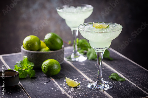 Fotografía margarita cocktail with lime in a glass on dark background