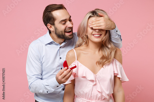 Fotografía Funny couple two guy girl in party outfit celebrating isolated on pink background