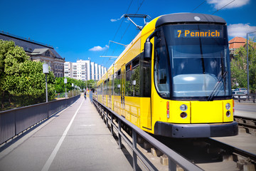 Canvas Print - Yellow tramway in Dresden