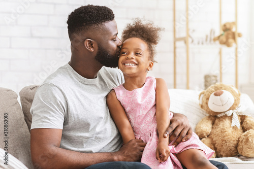 Fotomural Loving black dad kissing his happy little daughter