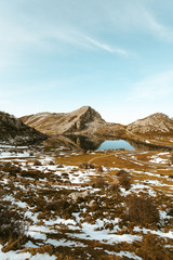 Wall Mural - El lago de Covadonga en tonos naranja