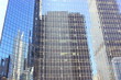 Glasfassade eines Wolkenkratzers mit Spiegelungen