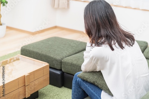 リビングのソファーに座る女性 Stock Photo Adobe Stock リビングのソファーに座る女性 Stock Photo Adobe Stock