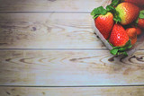 Bandeja de fresas sobre tabla de madera