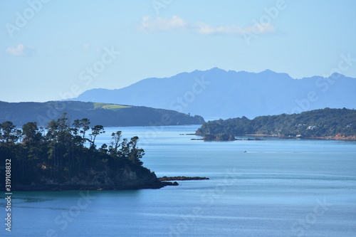 Fotografía Bays and peninsulas of Mahurangi Harbour with hilly landmass in background on very calm day