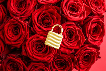 Poster - Love lock for Valentines Day card, golden padlock and luxury bouquet of roses on red background