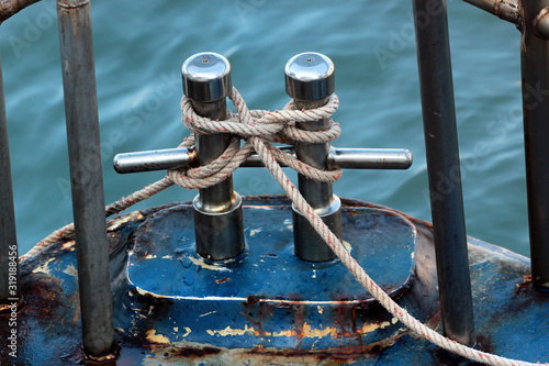 Cuadros en Lienzo Old metal bollard with mooring rope