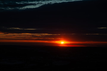 Sonnenuntergang mit Farben von rot in Stuttgart, Panoram, Abend, sehr schön, Dämmerung